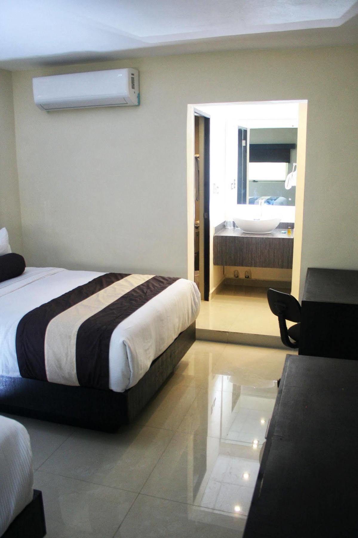 Hotel El Camino Inn & Suites Reynosa Exteriör bild
