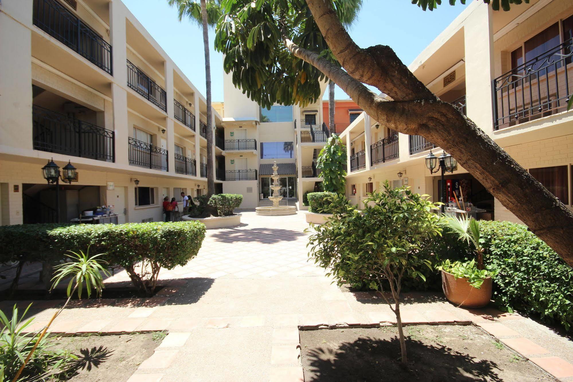 Hotel El Camino Inn & Suites Reynosa Exteriör bild